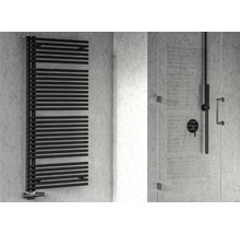 Schwarzer Badheizkörper neben Duschkabine im Badezimmer.