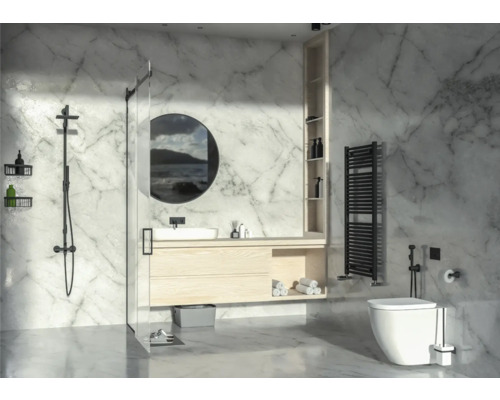 Modernes Badezimmer mit Marmorwänden, Dusche, Waschtisch und Toilette.