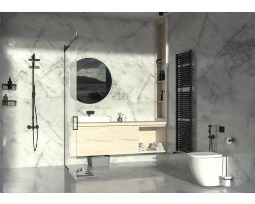 Modernes Badezimmer mit Dusche, Waschtisch, Spiegel, Heizkörper und Toilette vor Marmorwand