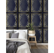 Schlafzimmer mit gemusterter Tapete mit Rahmen und Ornamenten