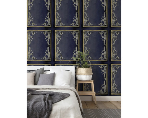 Schlafzimmer mit gemusterter Tapete mit Rahmen und Ornamenten