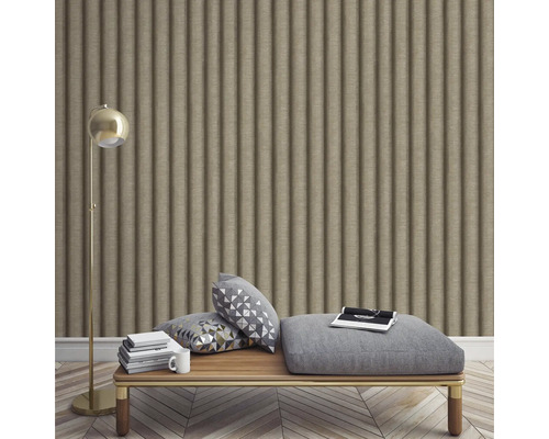 Innenaufnahme eines Raumes mit Stehlampe und geriffelter Tapete