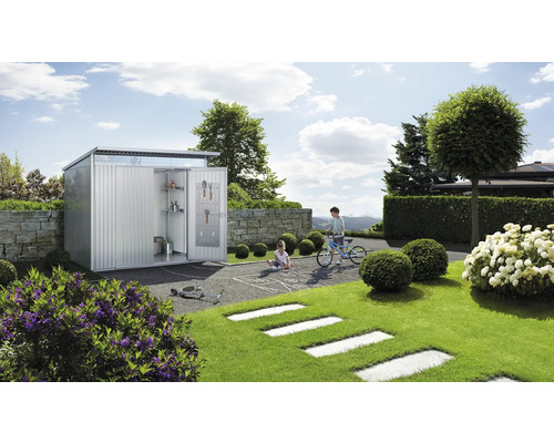 Garten Szene mit Metall Gerätehaus, spielenden Kindern und Gartengeräten