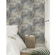 Schlafzimmer mit Bett und Wandtapete in Betonoptik