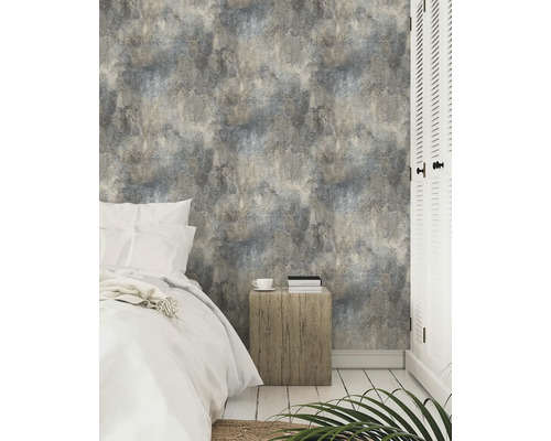 Schlafzimmer mit Bett und Wandtapete in Betonoptik