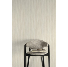 Helle, strukturierte Vliestapete mit Stuhl