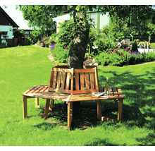 Holzbank um einen Baum im Garten mit Rasen