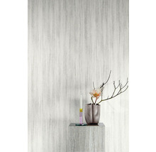 Helle Tapete mit Fischgrätenmuster im Raum mit Dekoration