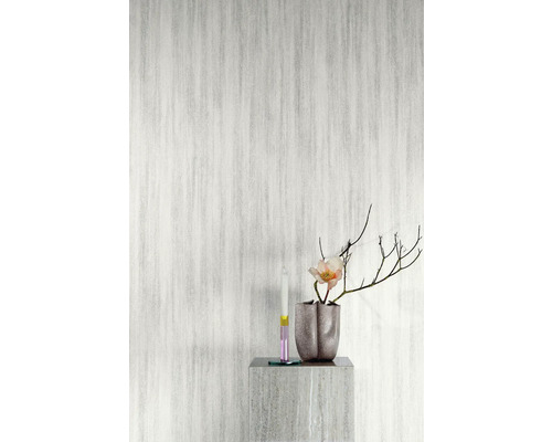 Helle Tapete mit Fischgrätenmuster im Raum mit Dekoration