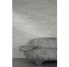 Wandgestaltung mit Marmorstruktur und graues Sofa