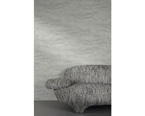 Wandgestaltung mit Marmorstruktur und graues Sofa