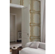 Innenraum mit Stuckrahmen Tapete, offener Tür und Sofa