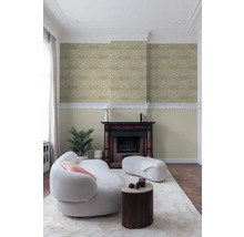 Wohnzimmer mit gemusterter Tapete, Kamin, Sofa und Beistelltisch