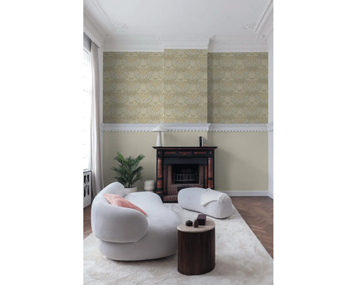 Wohnzimmer mit gemusterter Tapete, Kamin, Sofa und Beistelltisch