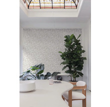 Helles Zimmer mit gemusterter Tapete, Esstisch und Zimmerpflanzen