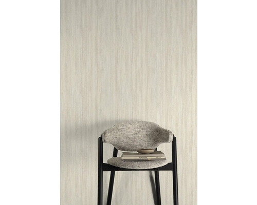 Helle Tapete mit feiner Struktur im Hintergrund, davor ein Stuhl mit Büchern