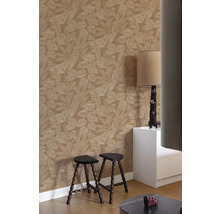Wohnraum mit einer Wandtapete mit Blättermotiv