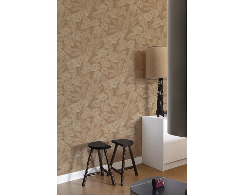 Wohnraum mit einer Wandtapete mit Blättermotiv