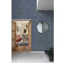 Innenraum mit einer Wand mit gemusterten Fliesen, einem Spiegel und einer offenen Holztür