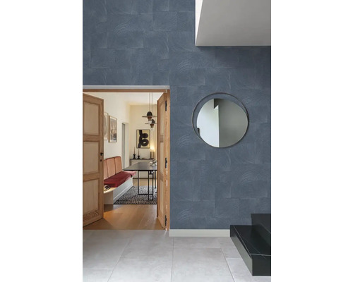 Innenraum mit einer Wand mit gemusterten Fliesen, einem Spiegel und einer offenen Holztür