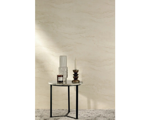 Dekoratives Stillleben mit Kerze, Vase und Duftkerze auf einem Beistelltisch vor einer gemusterten Wand