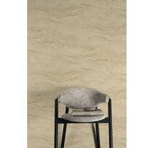 Wandgestaltung mit natürlicher Steinoptik und Stuhl