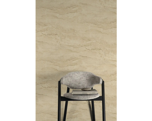 Wandgestaltung mit natürlicher Steinoptik und Stuhl