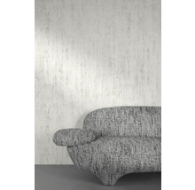 Nahaufnahme eines grauen Sofas vor einer Wand