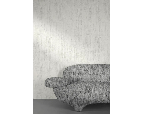 Nahaufnahme eines grauen Sofas vor einer Wand