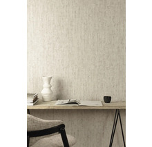 Szene mit Strukturtapete, Schreibtisch, Buch und Dekoration