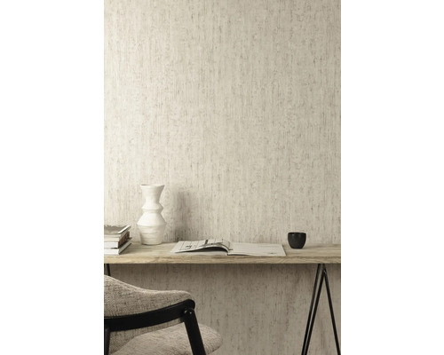 Szene mit Strukturtapete, Schreibtisch, Buch und Dekoration