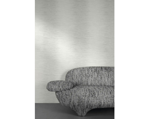 Nahaufnahme einer grauen Struktur Tapete über einem Sofa.