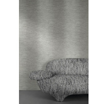 Wohnszene mit Struktur-Tapete und Sofa