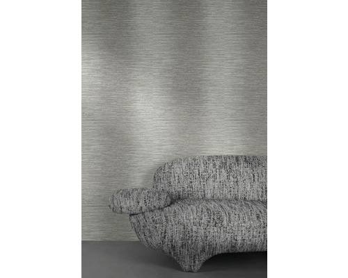 Wohnszene mit Struktur-Tapete und Sofa