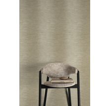 Nahaufnahme einer Wand mit horizontal strukturierter Tapete hinter einem Stuhl.