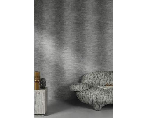 Szene mit grauer Tapete, Sofa und Dekoration