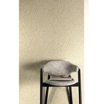 Nahaufnahme einer gemusterten Tapete mit Stuhl