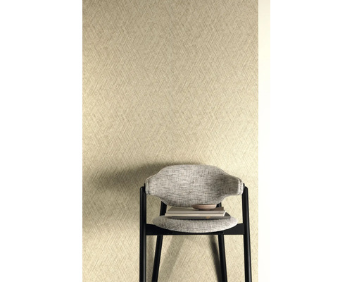 Nahaufnahme einer gemusterten Tapete mit Stuhl