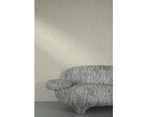 Nahaufnahme einer gemusterten Tapete und einem Sofa