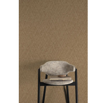 Braune Vliestapete mit grafischem Muster und Stuhl