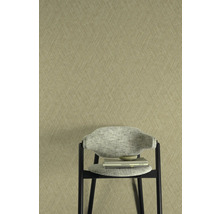 Nahaufnahme einer dezent gemusterten Tapete und eines Stuhls