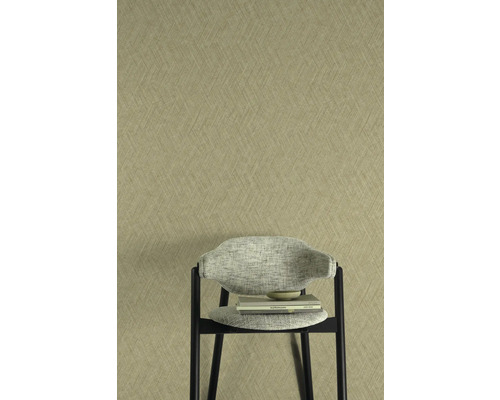 Nahaufnahme einer dezent gemusterten Tapete und eines Stuhls