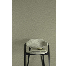 Nahaufnahme einer gemusterten Tapete mit einem Stuhl davor