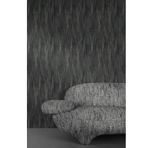 Graue Strukturtapete mit passendem Sofa im Hintergrund