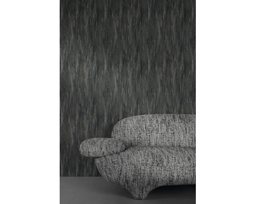 Graue Strukturtapete mit passendem Sofa im Hintergrund