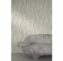 Nahaufnahme einer Tapete mit vertikalem Muster und einem Sofa