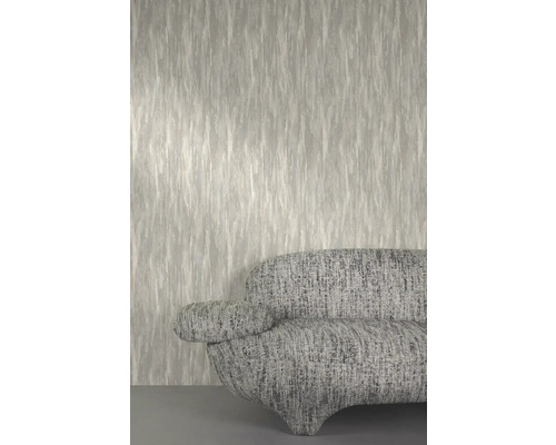 Nahaufnahme einer Tapete mit vertikalem Muster und einem Sofa