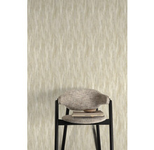 Fototapete mit abstraktem Muster und einem Stuhl im Vordergrund