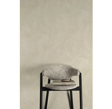 Dekoratives Interieur mit Stuhl, Büchern und Schale vor einer Wand