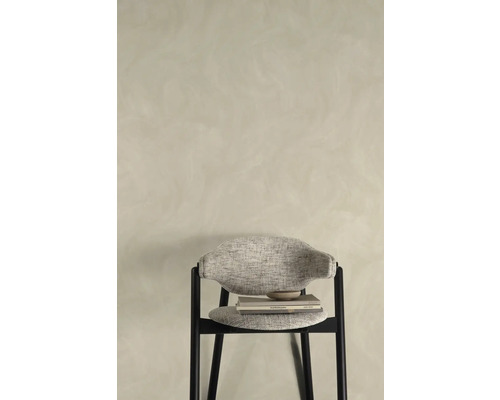 Dekoratives Interieur mit Stuhl, Büchern und Schale vor einer Wand